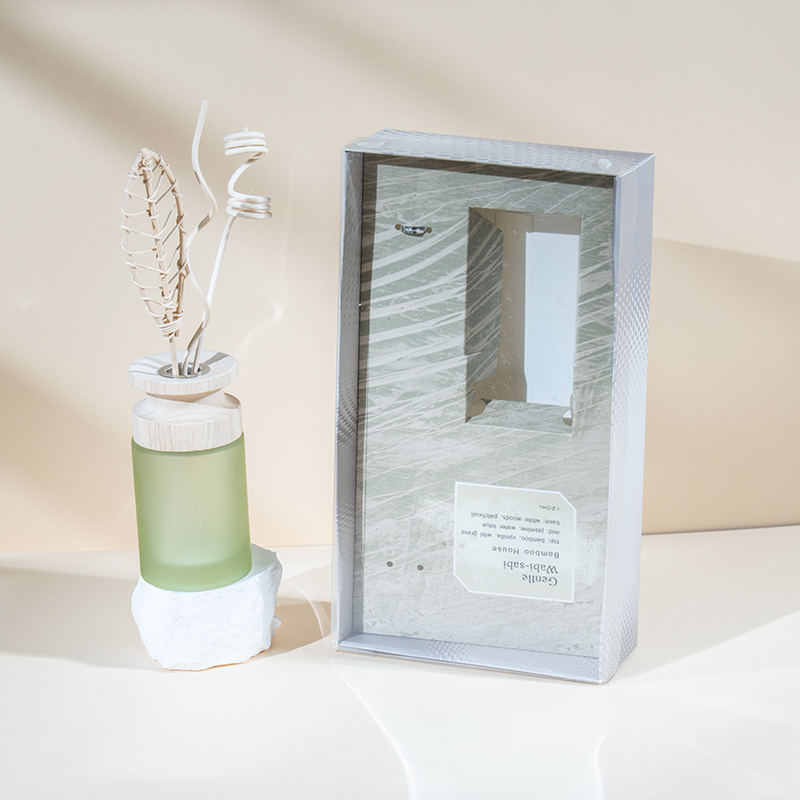 Difusor de palheta premium em frasco de vidro cilíndrico alto com difusor de aroma em bastão de madeira